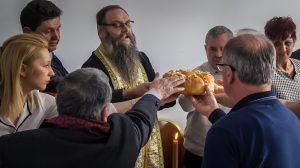 Традиционално подизање славске погаче