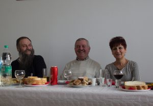 Свештеник Будимир Галамић, кум и кума крсне славе Велимир Драгељ и Марија Драгељ