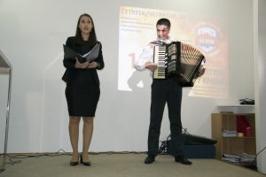 Сара Митровић у извођењу химне
